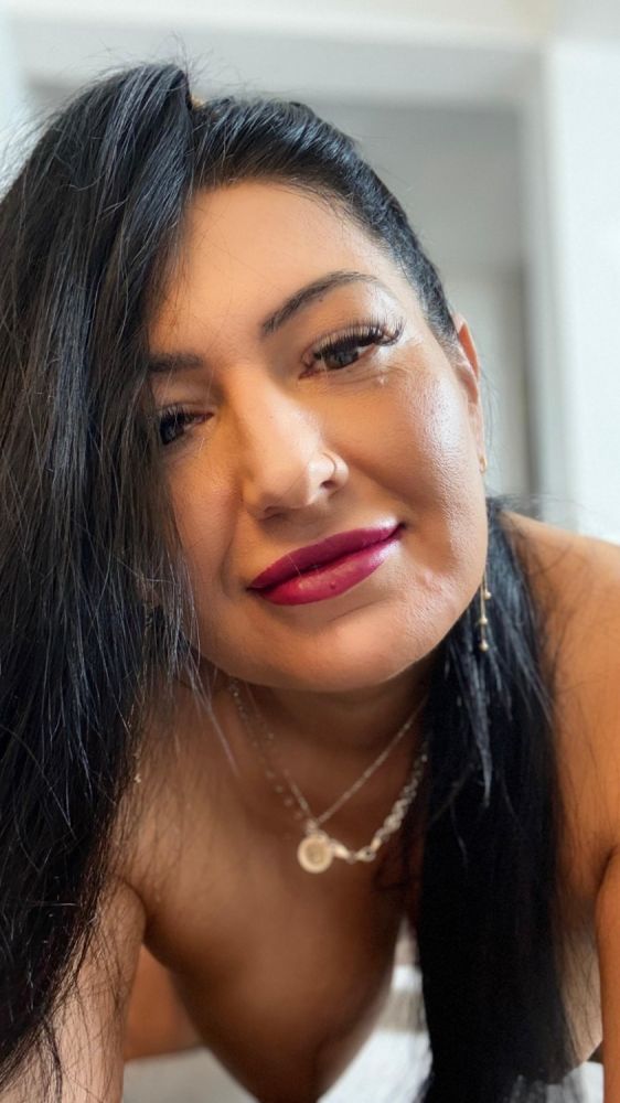 LIVE NOW! Click to join my room